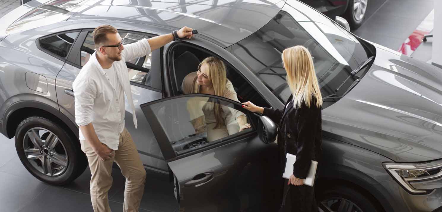 Couple Buying a car - 5 Tips for First-Time Car Buyers in Dubai